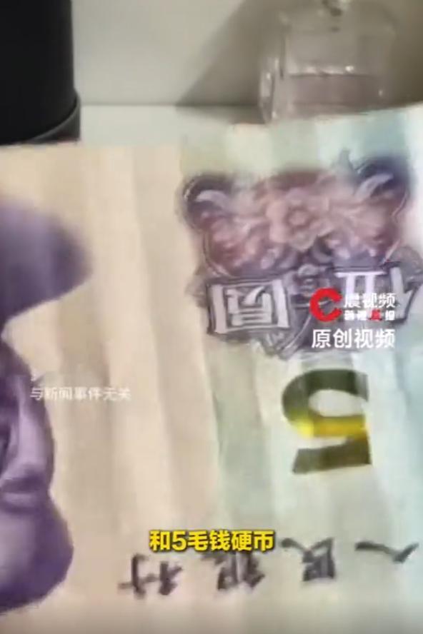 “令人惋惜！”安徽黄山，一名鸡排店店员发现那位总在打烊时攥着皱巴巴零钱来买鸡排的