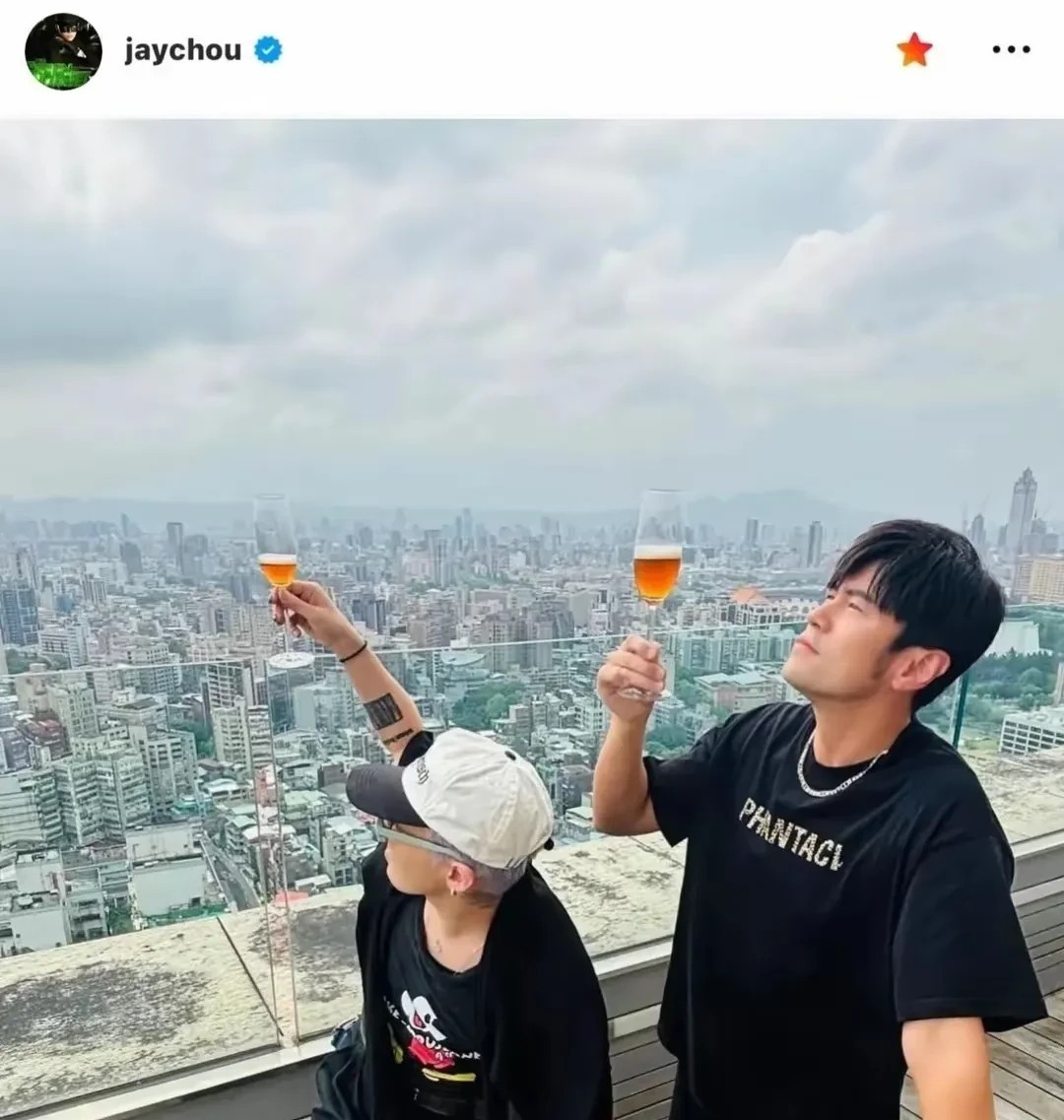 周杰伦跟权志龙合照中韩两大顶流同框，确实养眼但是你有没有发现一个细节巨星家