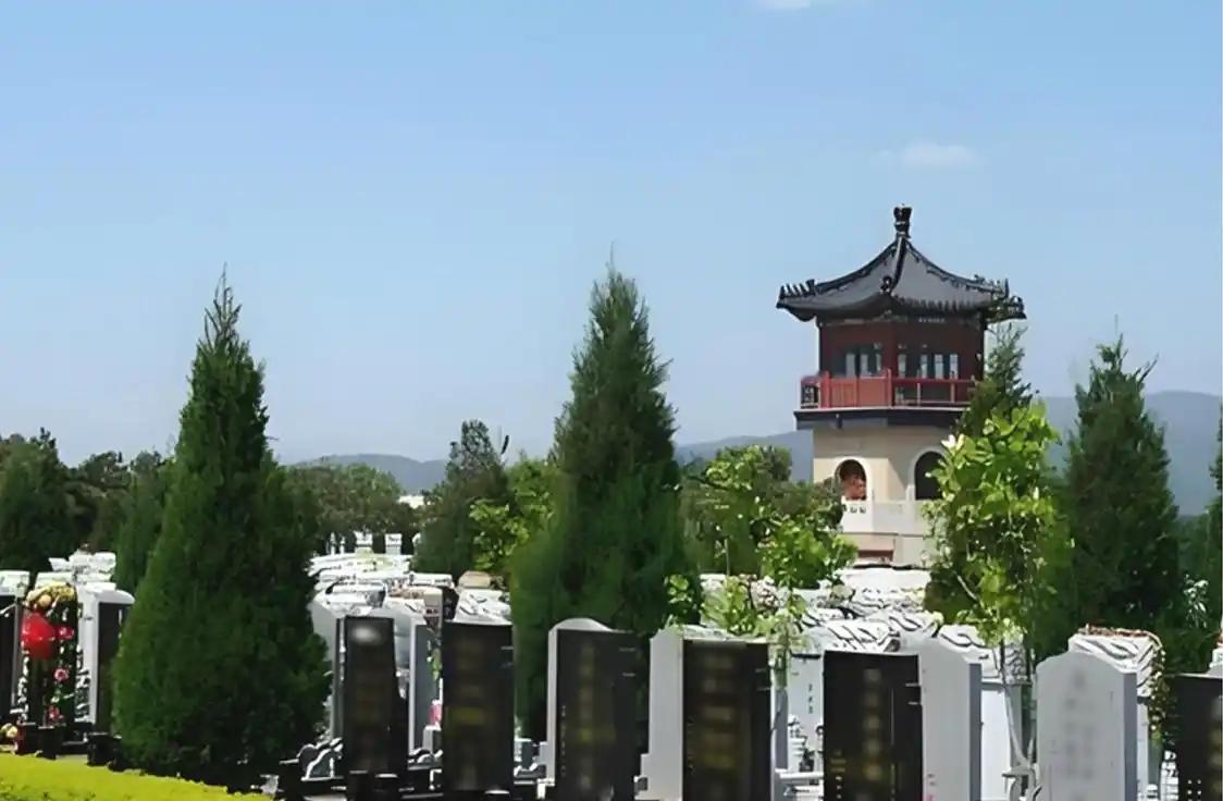 谁也想不到，曾经一票难求、托关系都未必能抢到名额的北京八宝山人民公墓，如今迎来了
