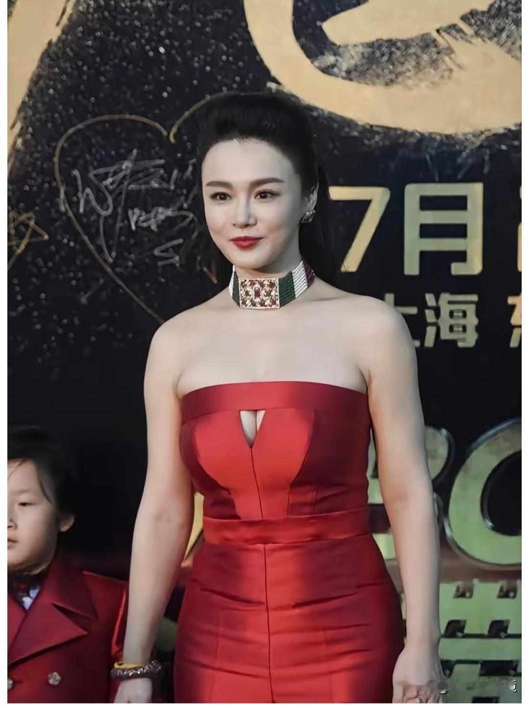 邹市明的老婆冉莹颖，两图相差也太大了吧！邹市明冉颖颖