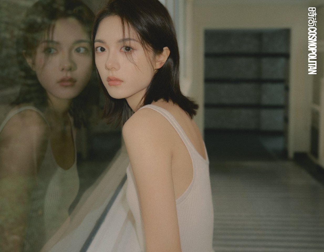 赵今麦+校园风=治愈天花板!白T黑裙搭配自然短发,在绿意葱茏间,好像闯入了青春电