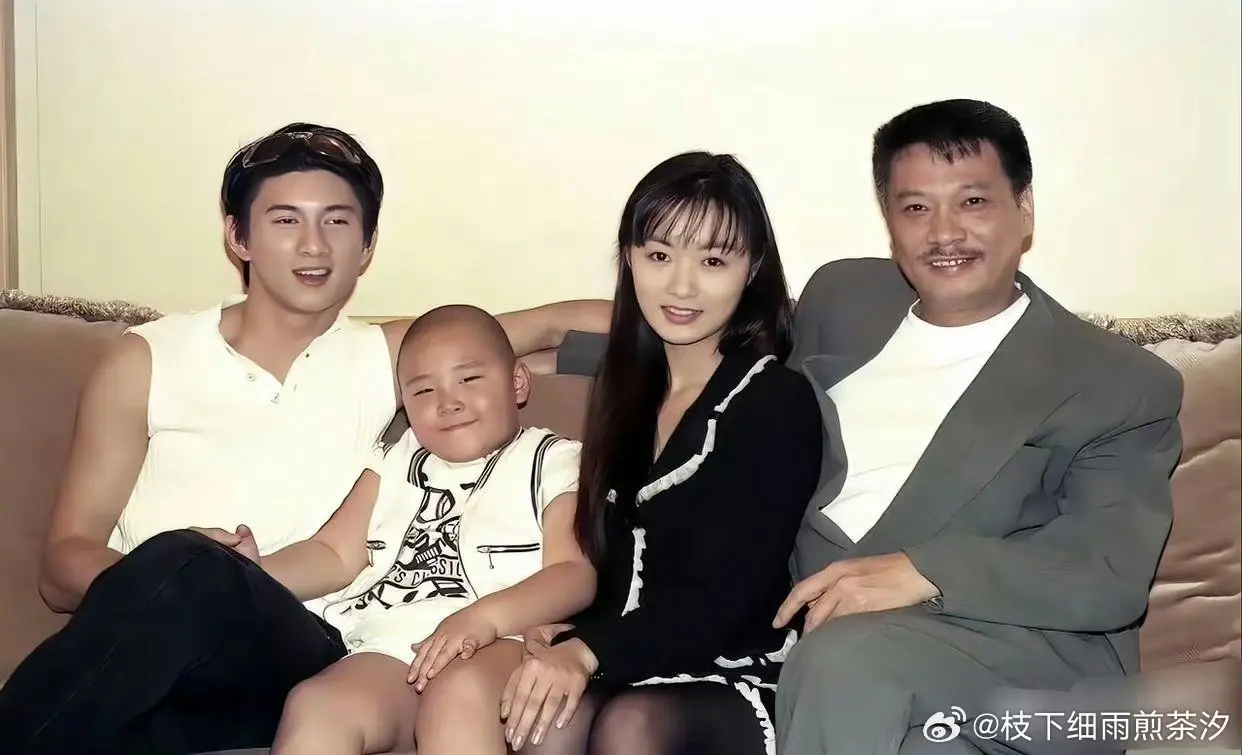 吴奇隆和郑家榆这时候都还很青葱，吴孟达是真没年轻过。​