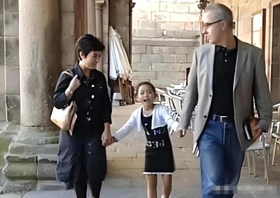 2001年，西班牙一对夫妇收养了一个小女孩。12年后，孩子凭空消失了。警方检查养