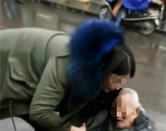 2023年，天津，一女警身着便衣在路上帮扶一倒地老大爷，没成想却反被老大爷讹诈1