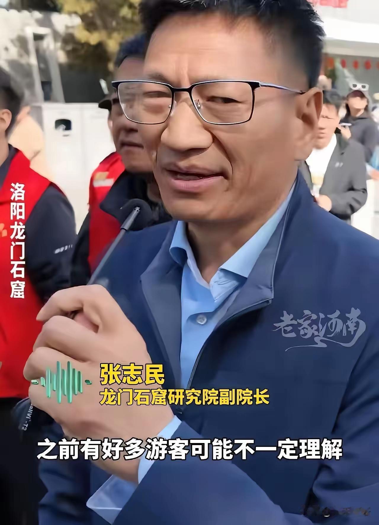 “这次特权搞的好！”严禁车辆进入的龙门石窟，竟然破例让几辆车开了进去！前面走路的