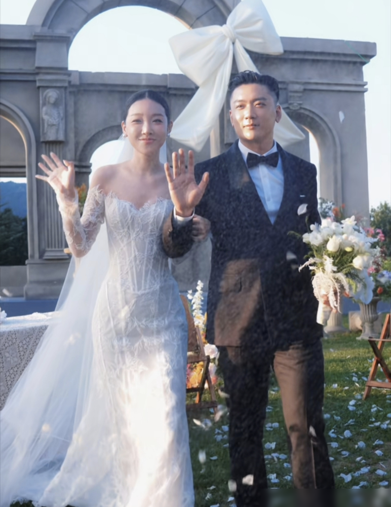 外人看着崔晋命最好，亲妈能干，妹妹自带流量，未婚妻漂亮，日子跟开了挂似的。可真扒开看，这家子最累的也
