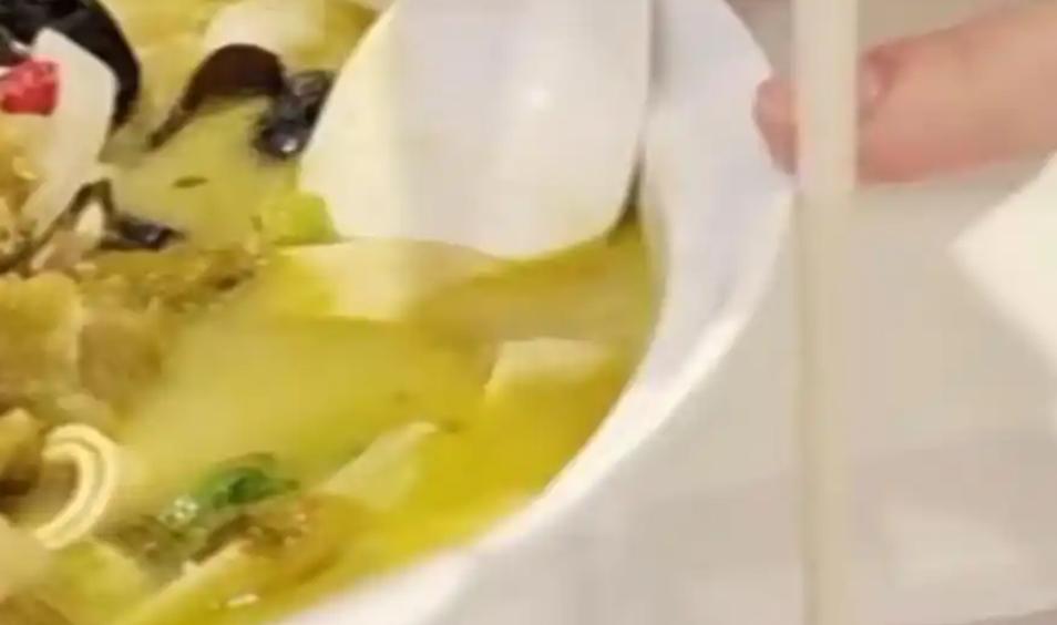 酸菜鱼连锁店玩阴的，菜盆暗藏3.5cm内增高！见过坑人的，没见过这么明目张