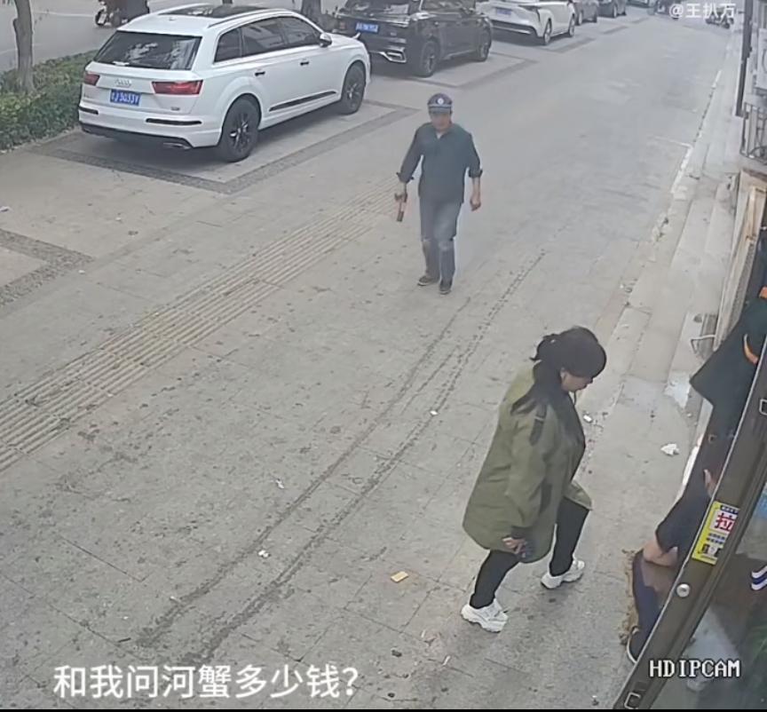 超市老板曝光一段大妈偷榴莲的精彩过程，到店门口，问摆在门口的水果多少钱，问东问西