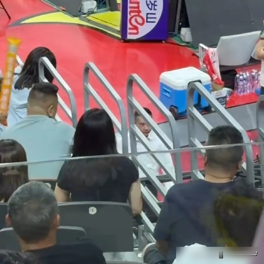 杜锋输了，全场高喊“下课”。他没跟对面教练握手，头也没回，一个人...