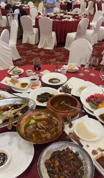 你敢信吗？一场200多人的婚宴，最后竟被“等敬酒”给等散了！这事就发生在贵州