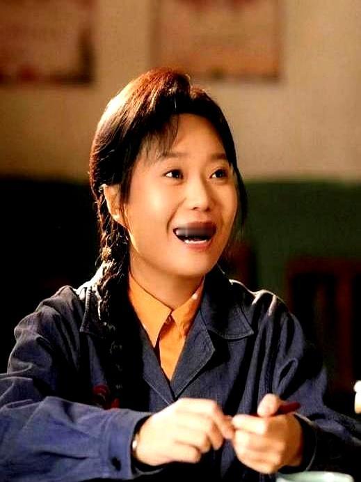 说实话，李雪琴这人挺有意思，你永远猜不到她下一步要干啥。一个铁岭出来的姑娘，本