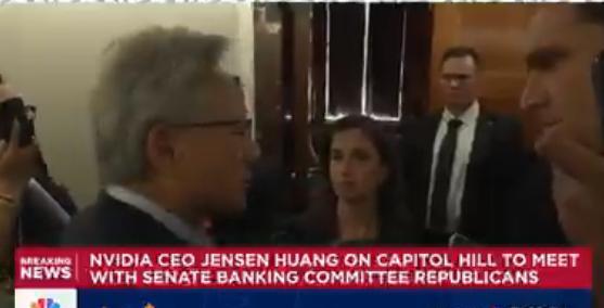 老黄这回是真的坐不住了！直接跑到白宫摊牌，话里话外就一个意思：别再逼我给中国卖