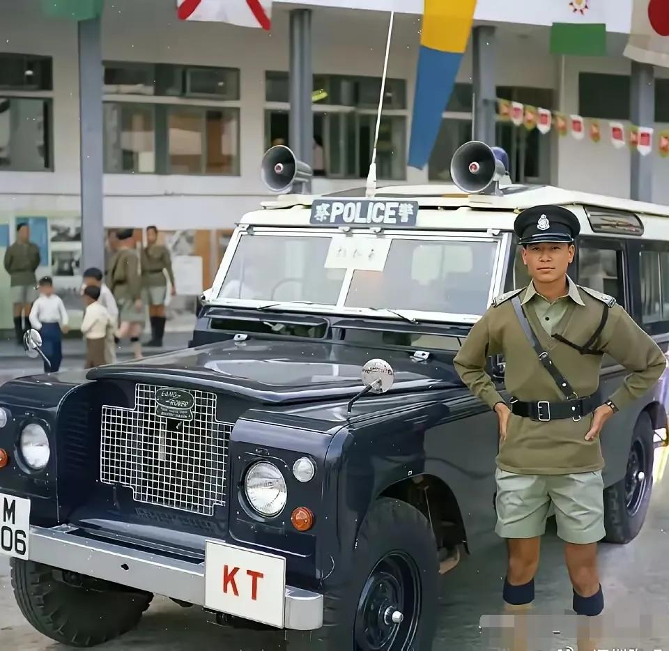 这是70年代香港警察巡逻车，看着车标，好像是“路虎”大家有知道这警车是什么牌子的