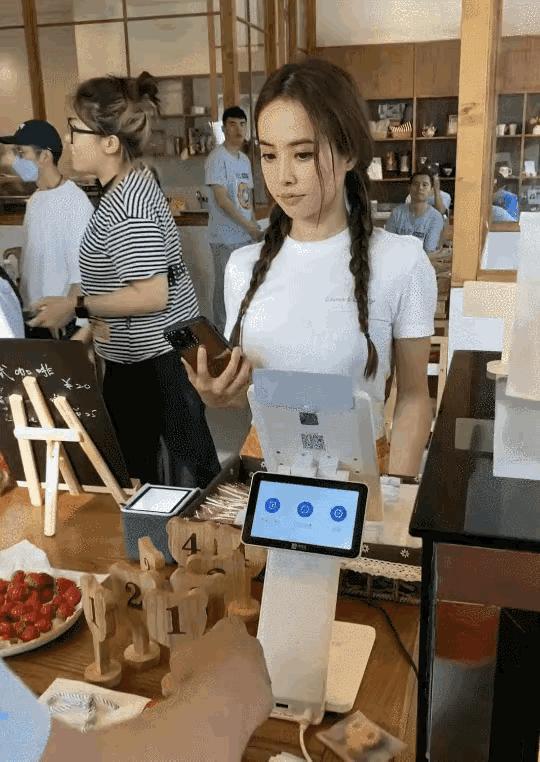 蔡依林好像山沟沟里出来的一样，第一次用手机支付，竟然惊讶到捂嘴！
