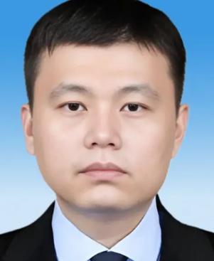 2006年，广东顺德海关的一名普通公务员晚上回到家，悄悄对妻子说：“老婆，我的银