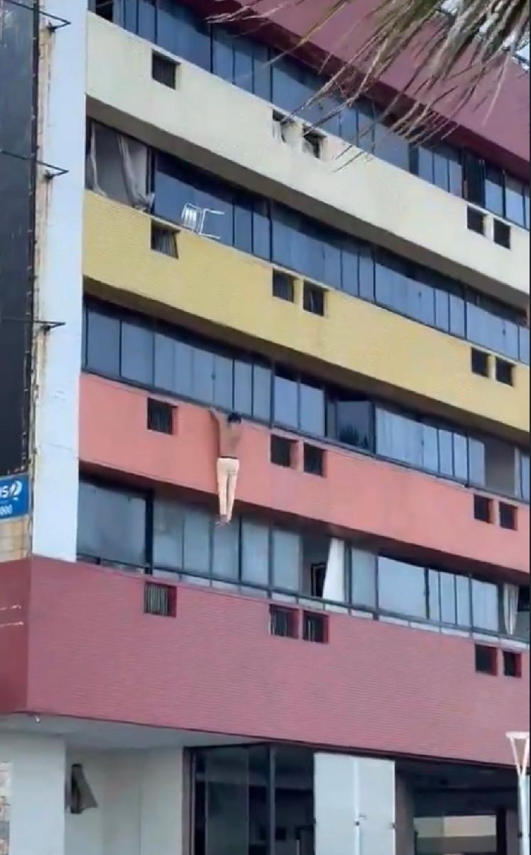巴西一名男子疑似因偷吃人妻，遭绿帽丈夫当场捉奸，为避免正面冲突，他赤裸上身冒险爬