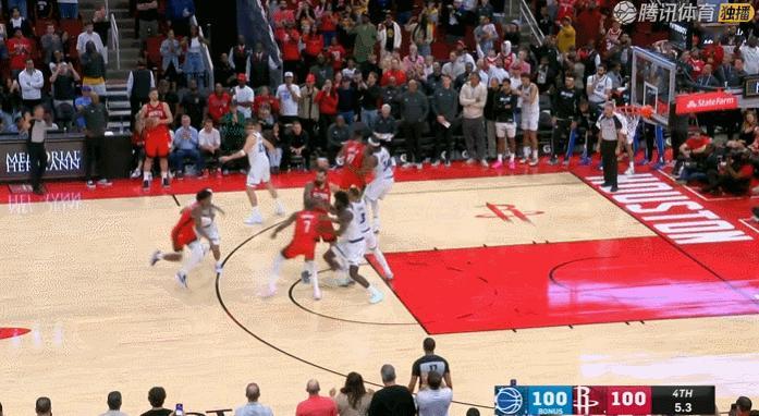 …………阿门跑出了篮下的空位，申京没给。赶在最后发球5秒的时刻，申京把球给了已