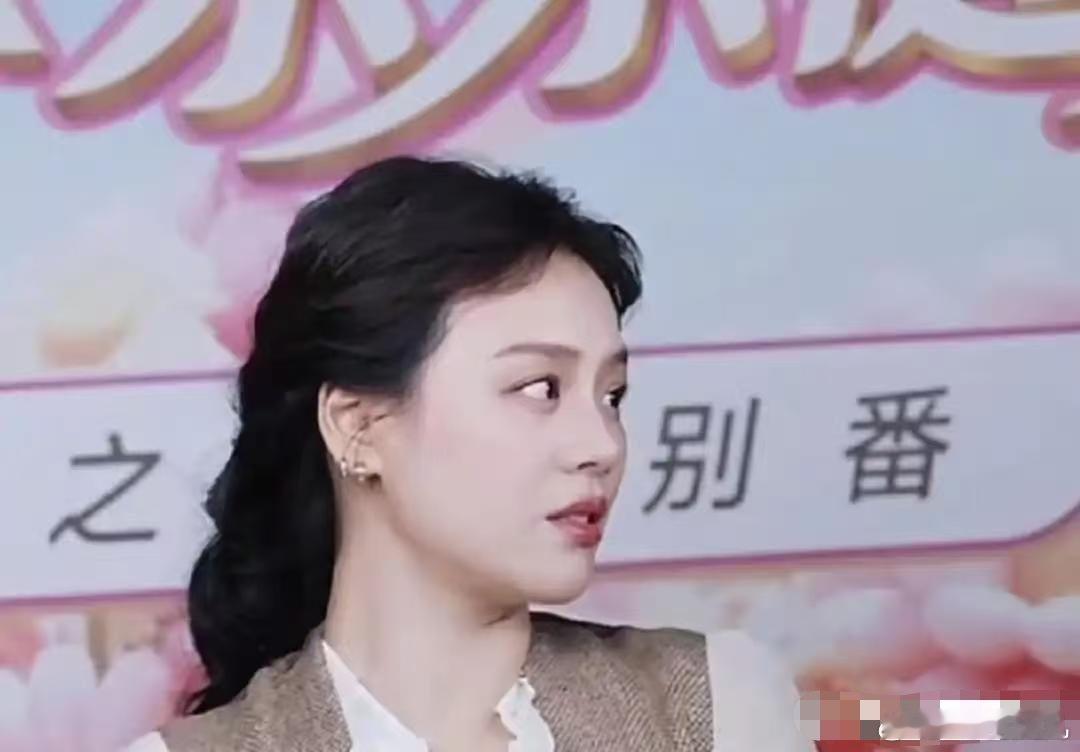 马思纯在直播间被问到，如果要推荐圈内好友参加下一季《花儿与少年》会选谁，她提到了