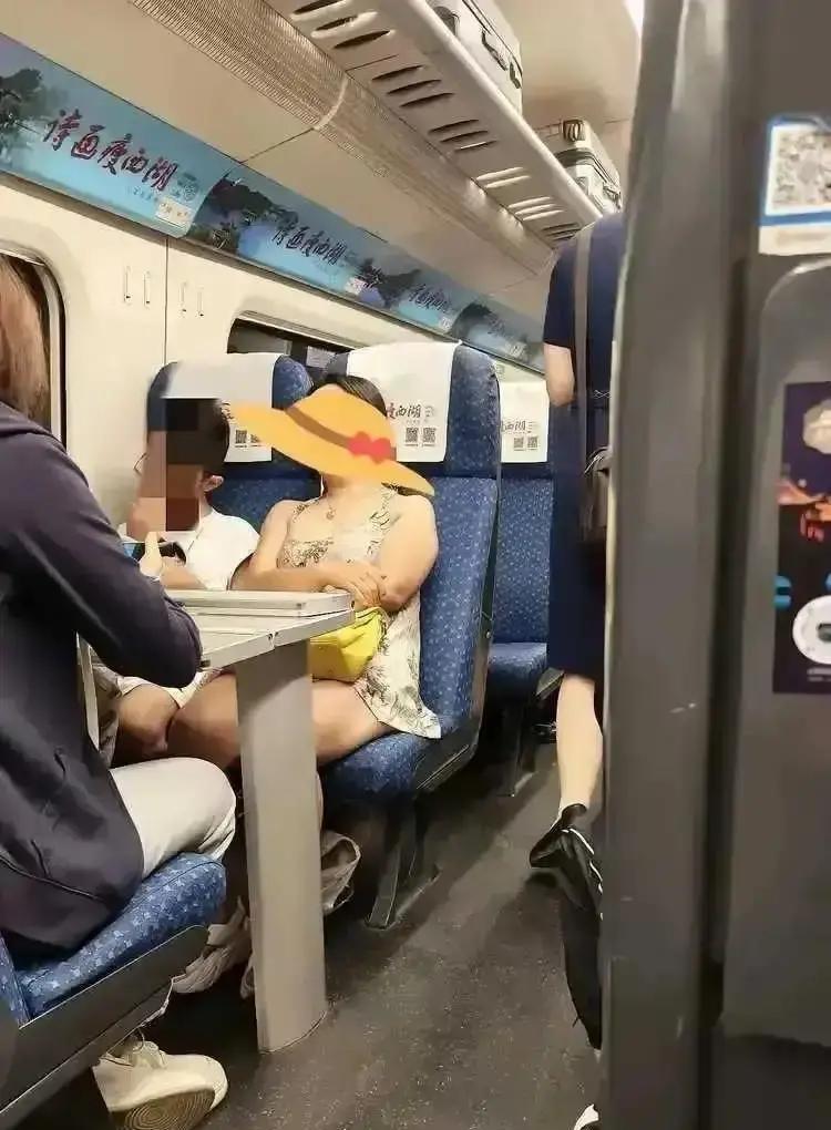 穿超短裙睡觉，被拍上热搜，人设被扒？高铁上一大姐穿了条超短睡裙躺着睡