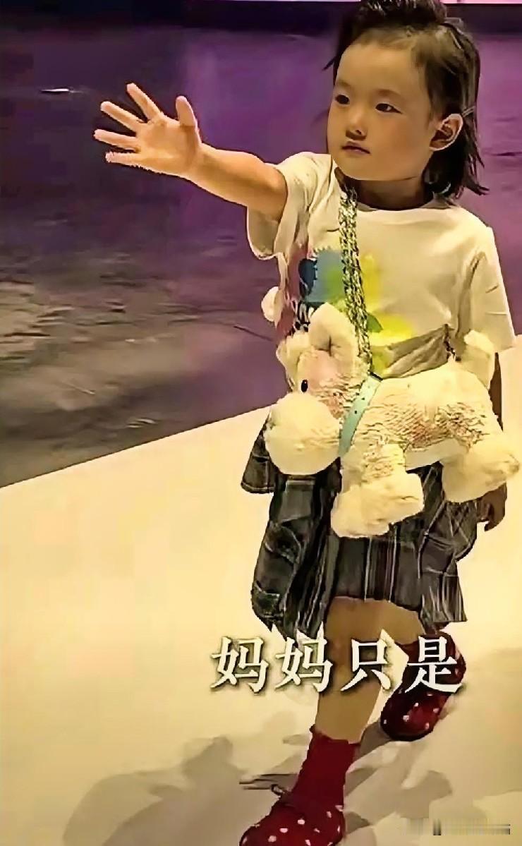 闪闪这两天在杭州的表演彻底火出圈啦！登台演出的时候那叫一个光彩照人，看过的人