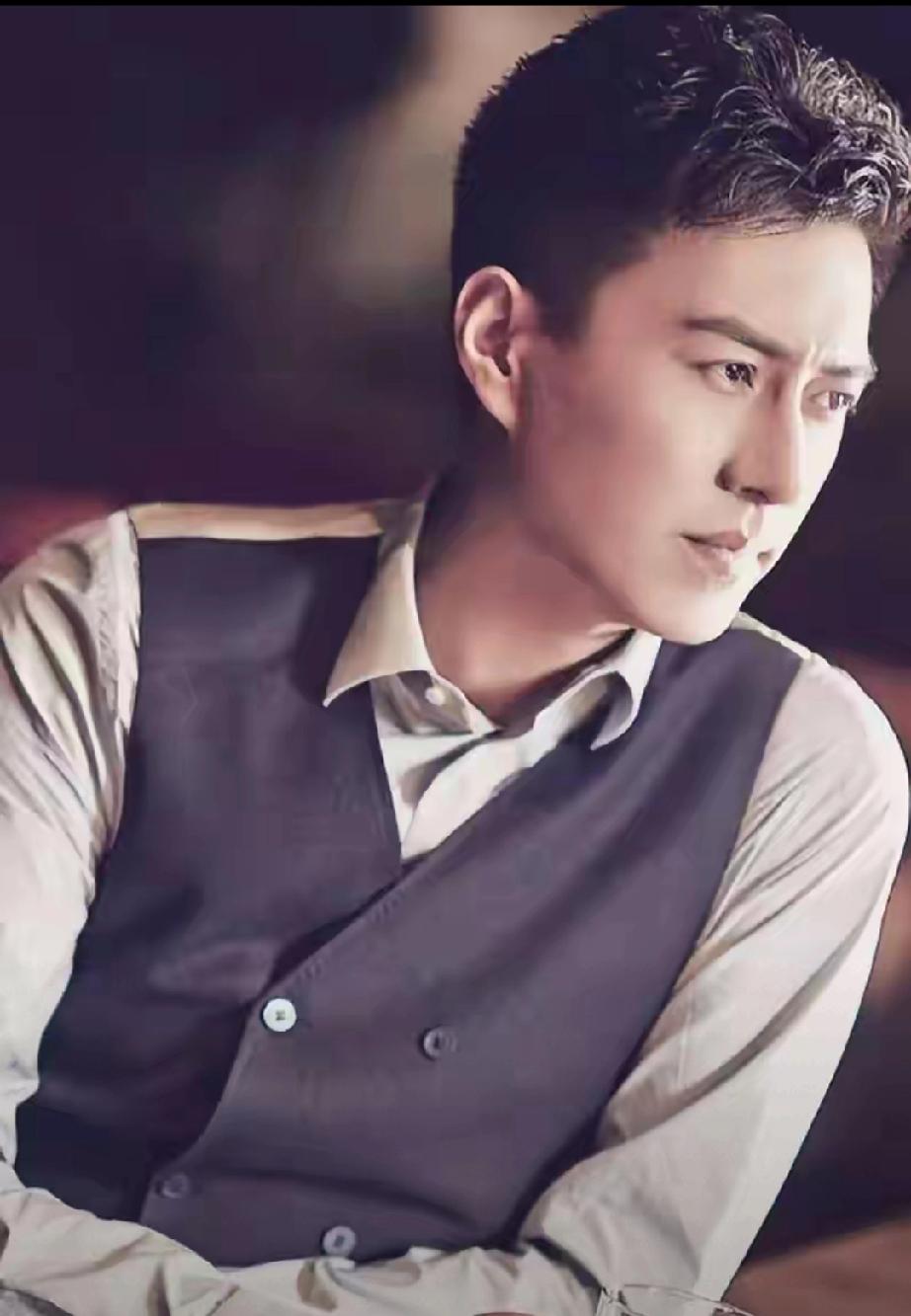 藏了44年！靳东演员只是副业，真实身份太硬核谁懂啊！荧幕上