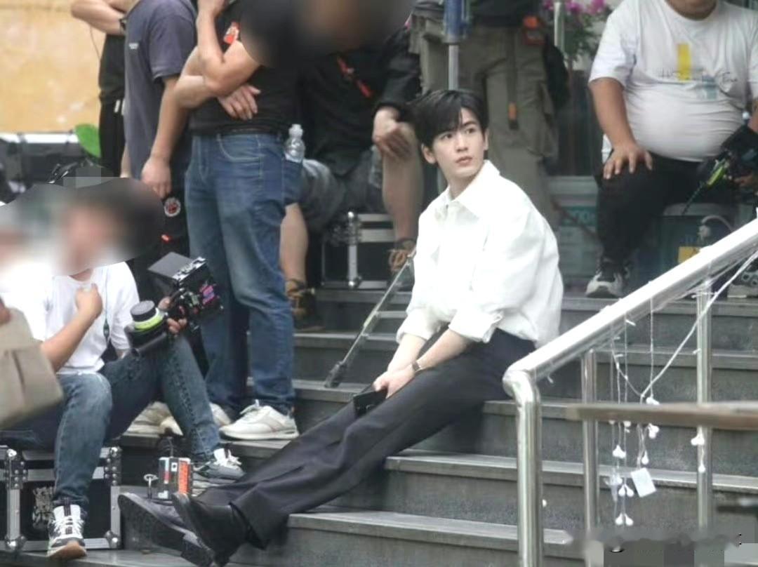 张凌赫这腿，是把“人体特效”焊在身上了张凌赫的路透图一放，评论区集体问号：