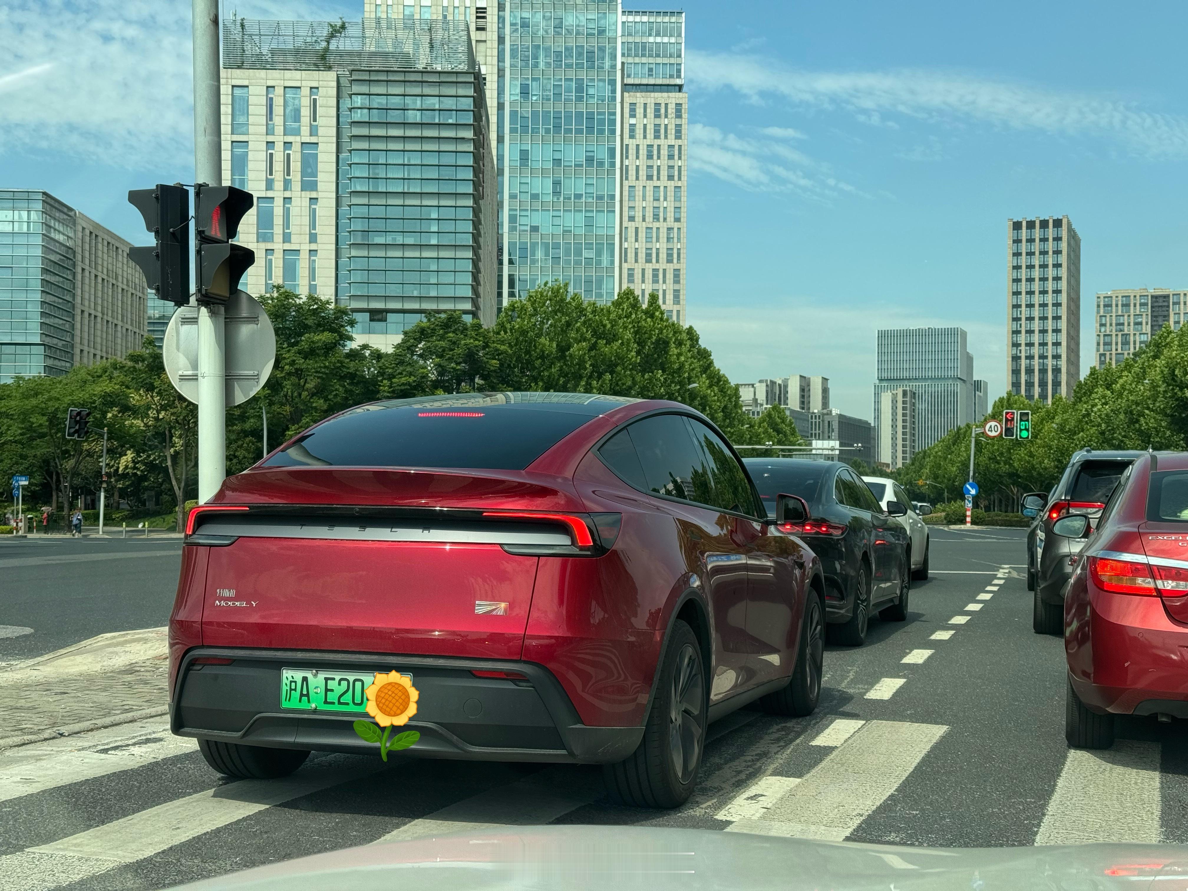 灰色的焕新ModelY见多了，第一次见烈焰红还一下没反应过来。这颜色和快银