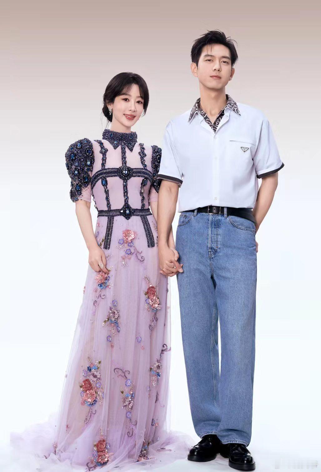 杨紫李现锦绣芳华大片，十指相扣好甜！​​​
