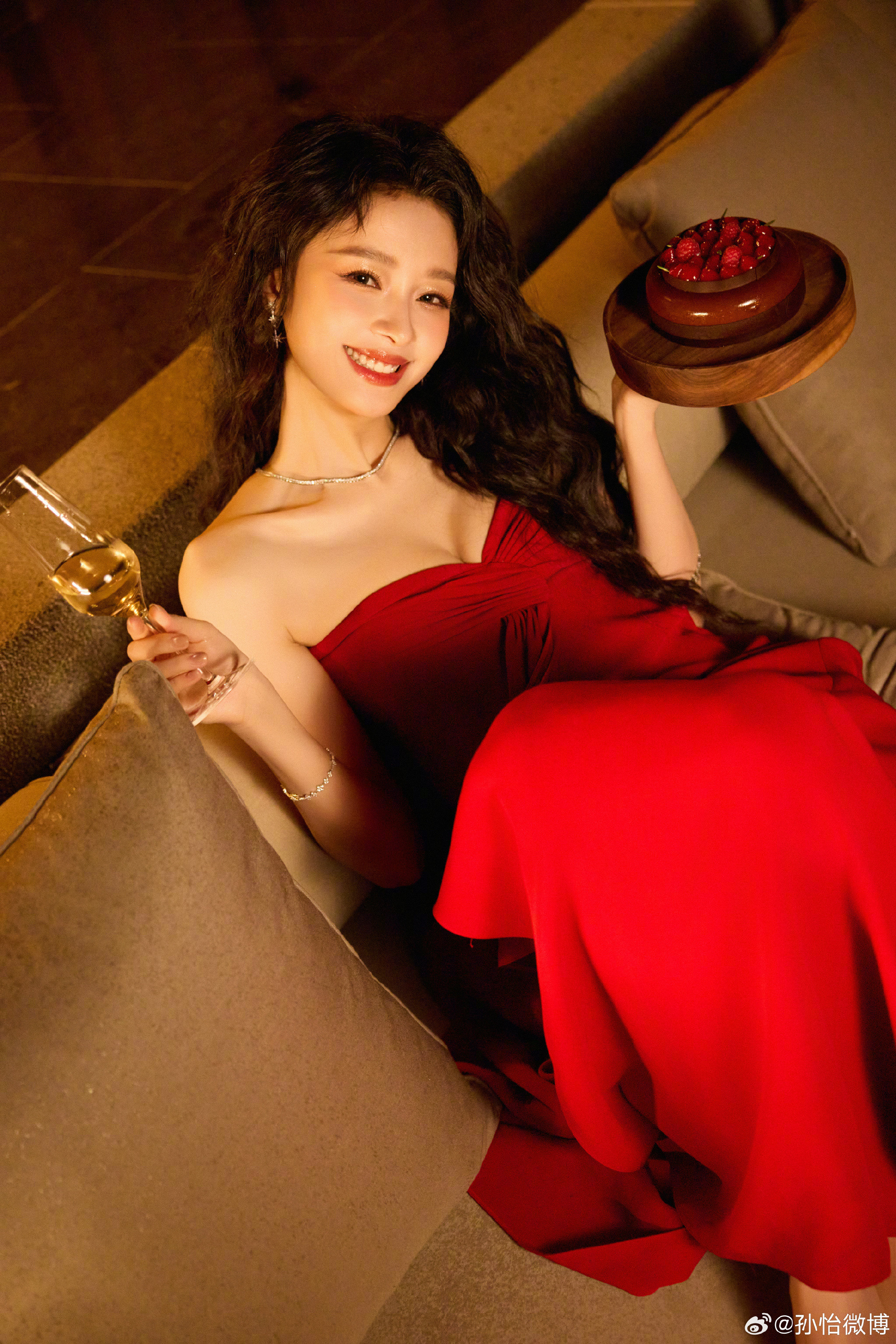 孙怡美得很有自己特色孙怡红裙香槟孙怡不是那种公式化的美