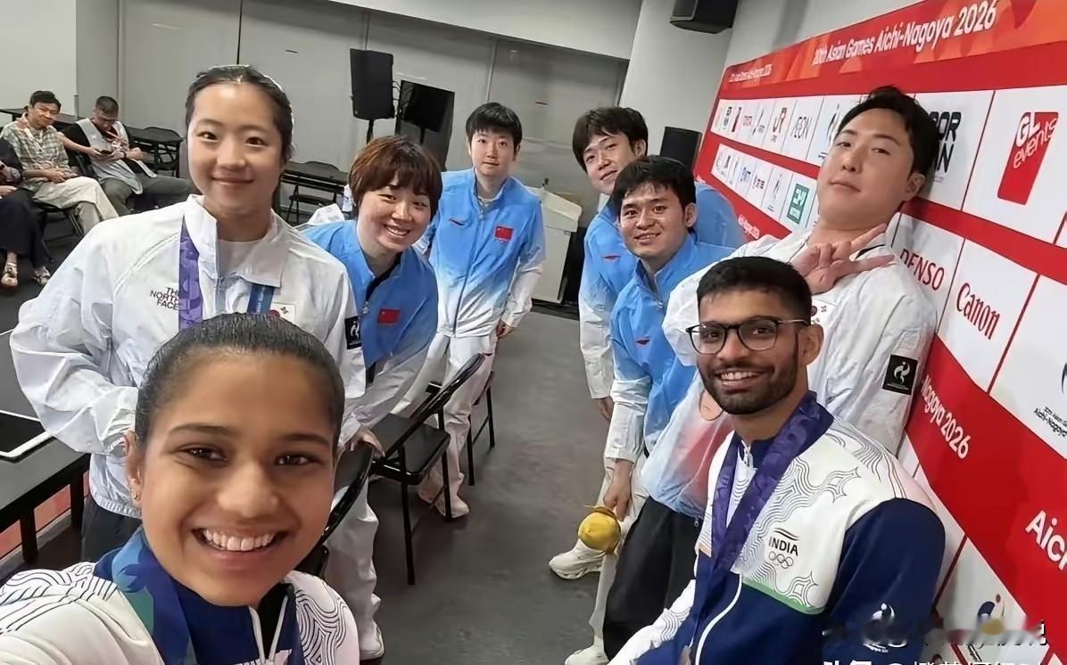 亚运会混双颁奖仪式后大合照正面照来了，角度不同孙颖莎王楚钦还是大家想的那样不。[