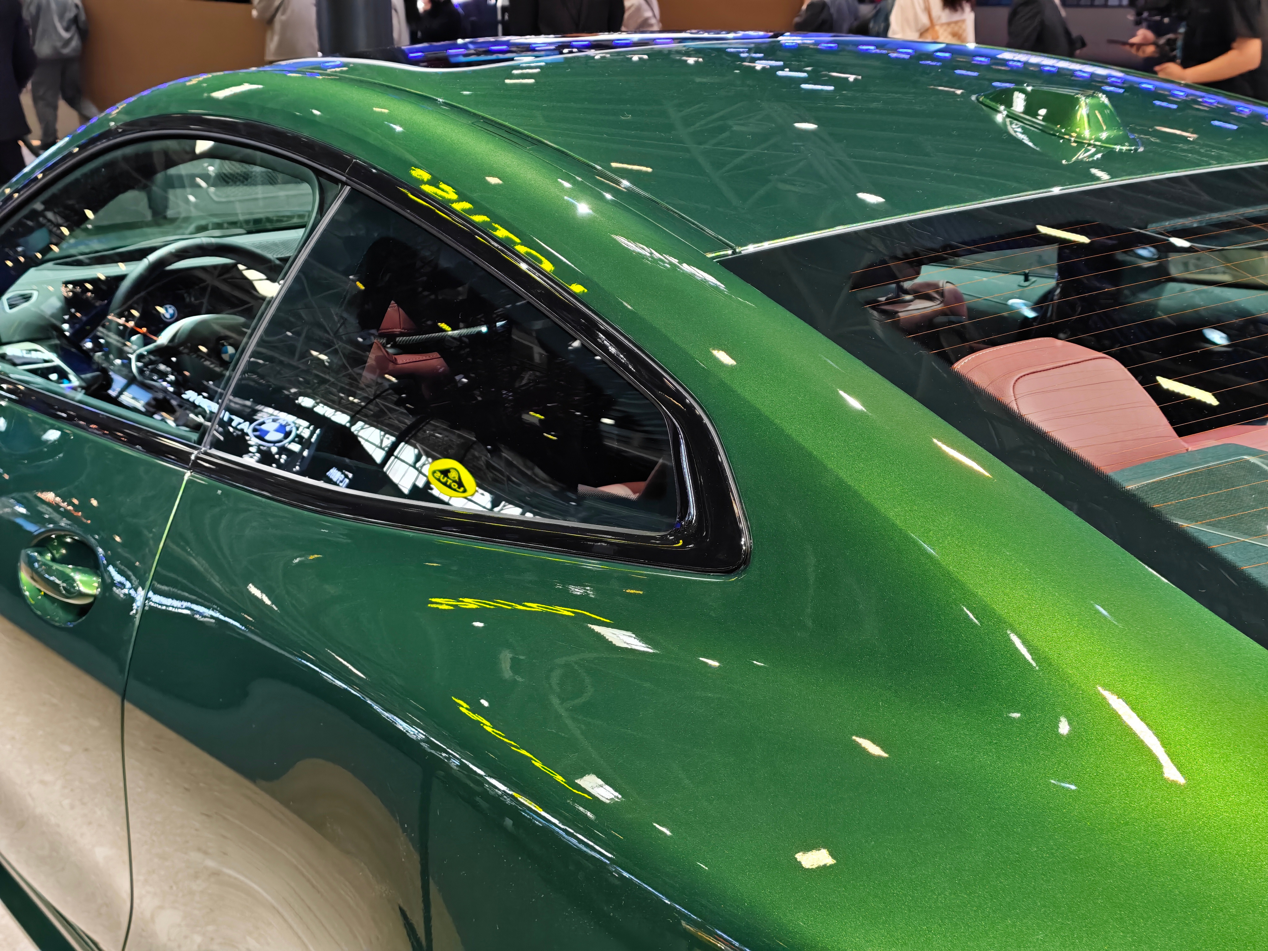 安格尔西赛道绿的宝马4系，这色儿刺激啊