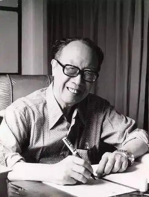 心理学家说：“你要是追乖乖女，就尽量带她叛逆一下，你要是追少妇，就带她四处寻