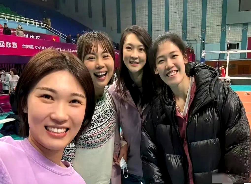 一张合照，四个女人，两代女排的缩影。王梦洁还在后排死命擦地板，婚后短发利