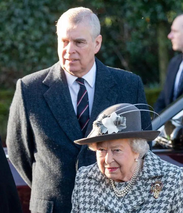 没有妈妈的庇护,王子的下场也好不到哪里去。10月30日,英国王室宣布正式剥夺