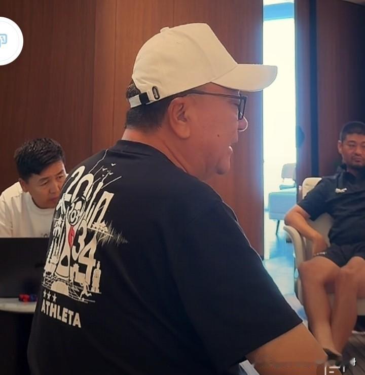 犯规不是犯罪！3万人在线听懂路开复盘会。复盘会上董路直言不讳的指出小将们赛场