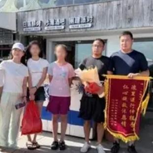 河南一家五口在厦门海边游玩，13岁女儿被海浪卷走，酒吧老板冲进海里救人；孩子父母