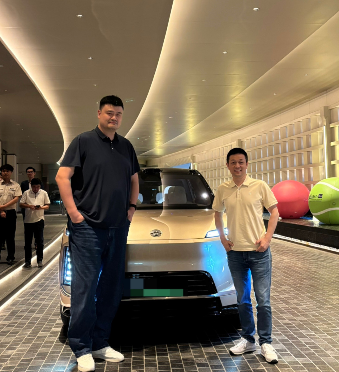 我上次约蔚来驾享，驾享小哥和我认识，跟我说：你猜不到我接过谁的单子，es9的我：