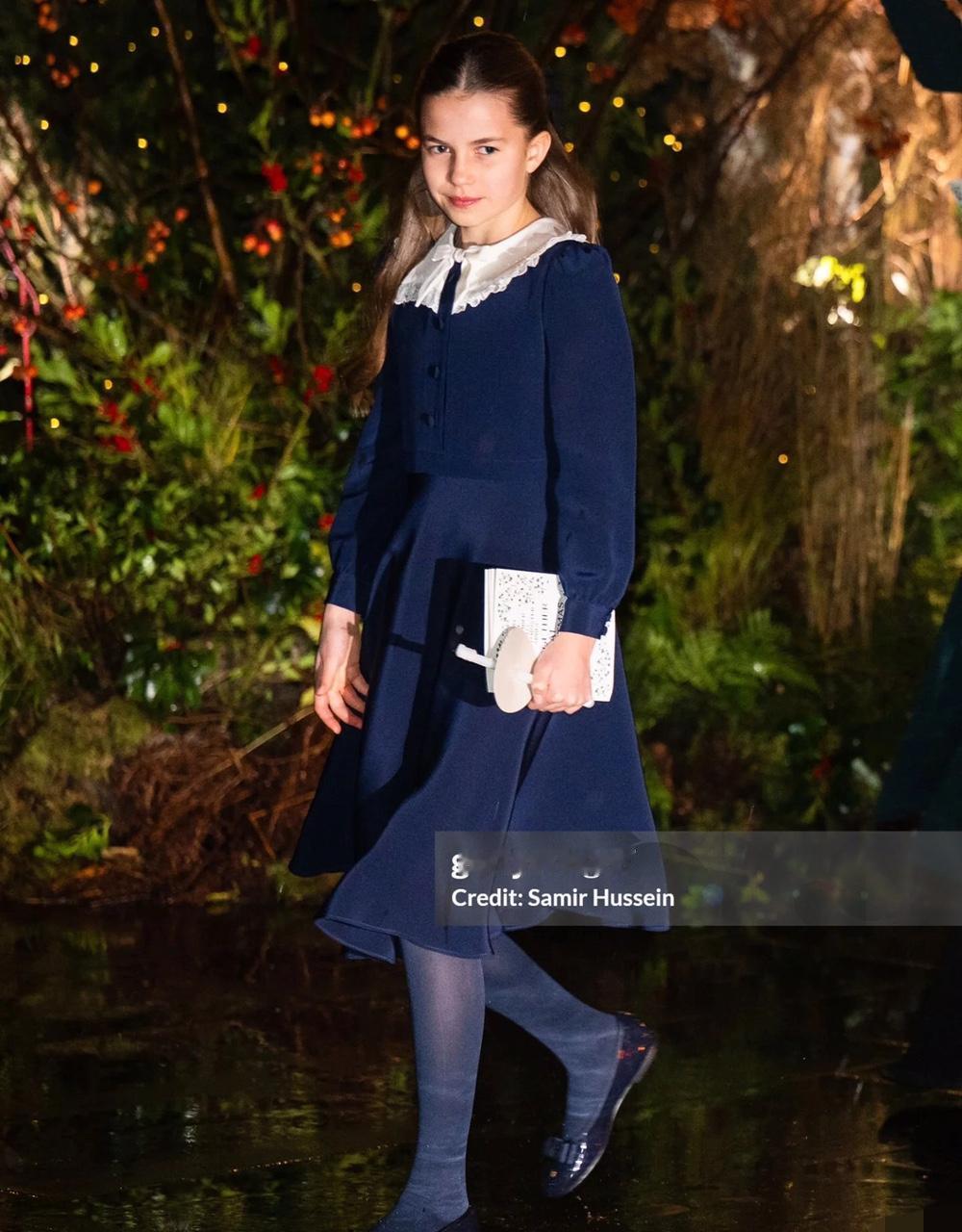 当地时间12月5日晚的圣诞颂歌会，10岁的夏洛特公主美美现身。威廉王子带着乔治、