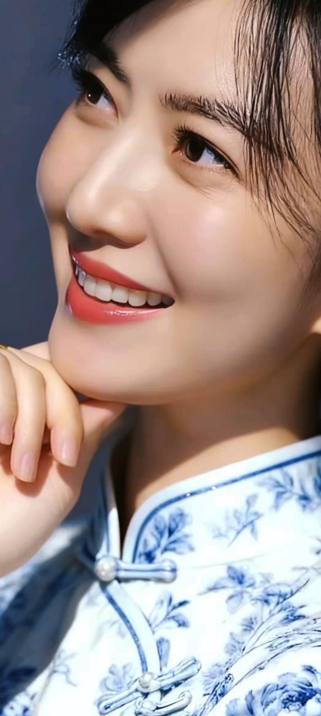 笑靥如花，蓝衣映月。