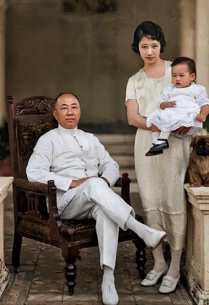 一张有意义的历史老照片。该照片拍于1923年，神情从容坐在椅子上的是新加坡著名