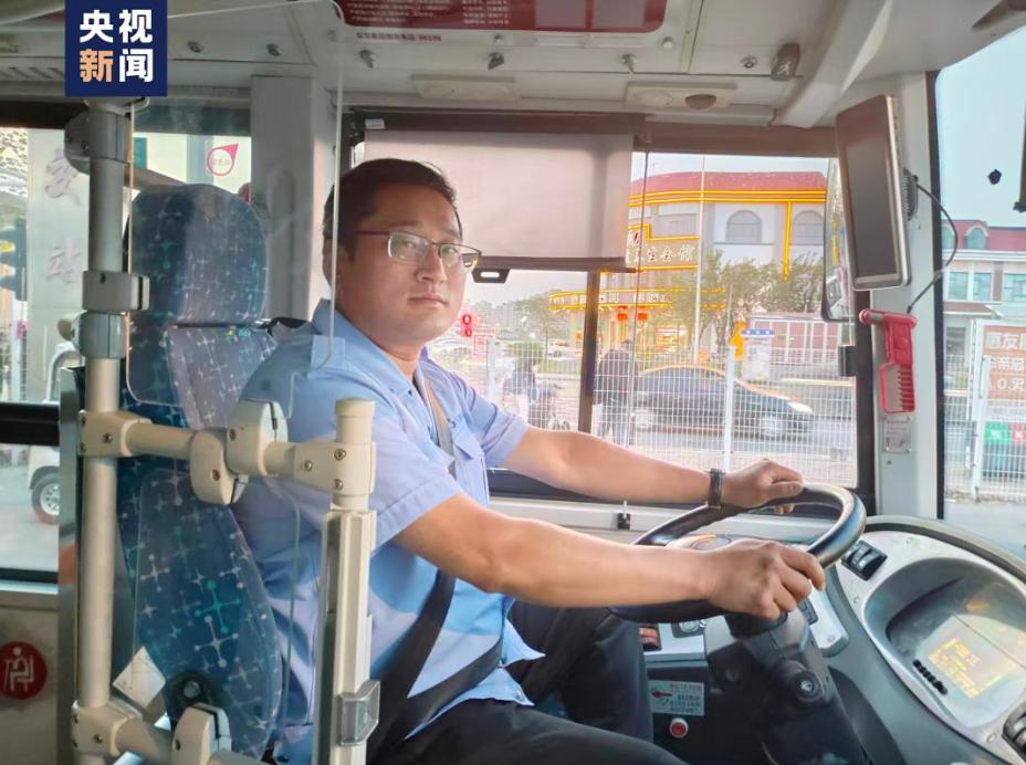 “这位公交车司机火了！”央视新闻5月6日报道，天津，公交车上，一男乘客对女乘客污