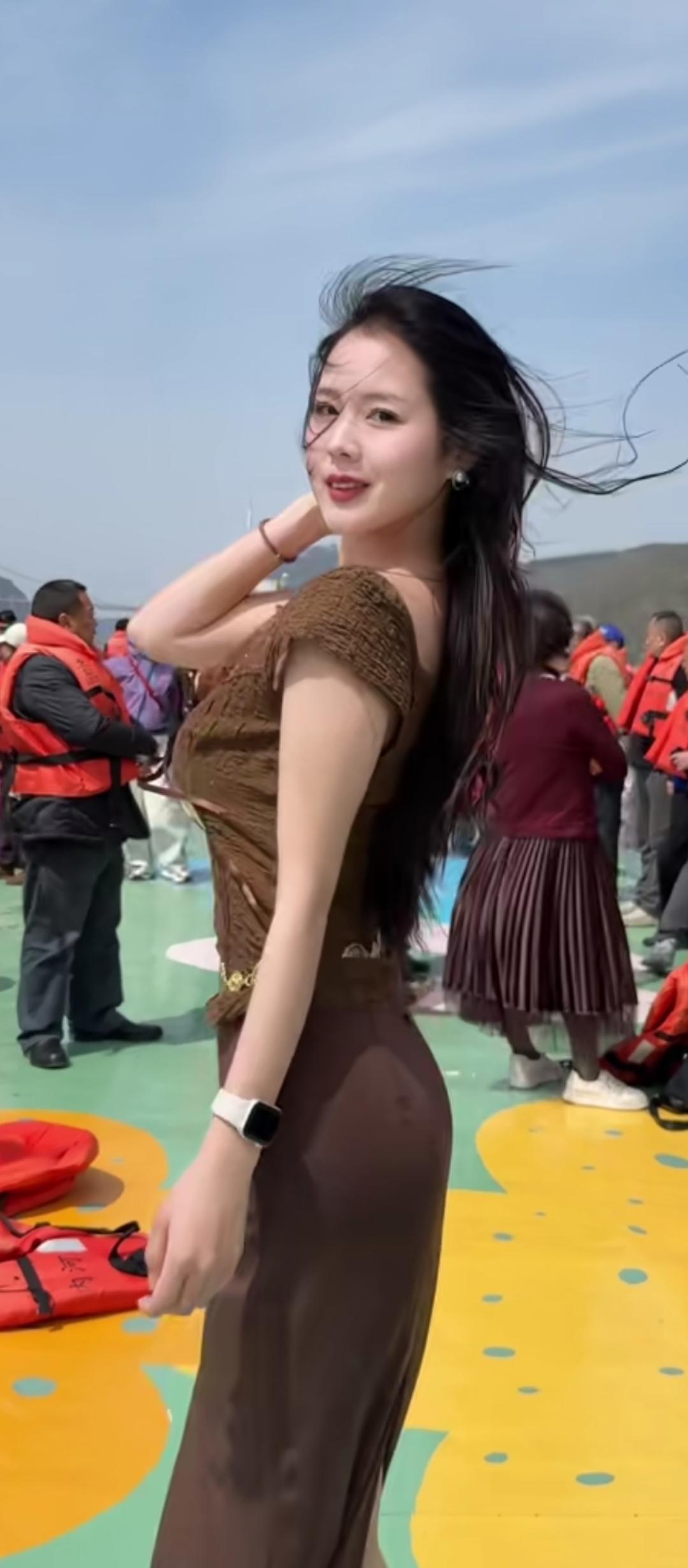 风吹长发飘，笑靥如花绽。