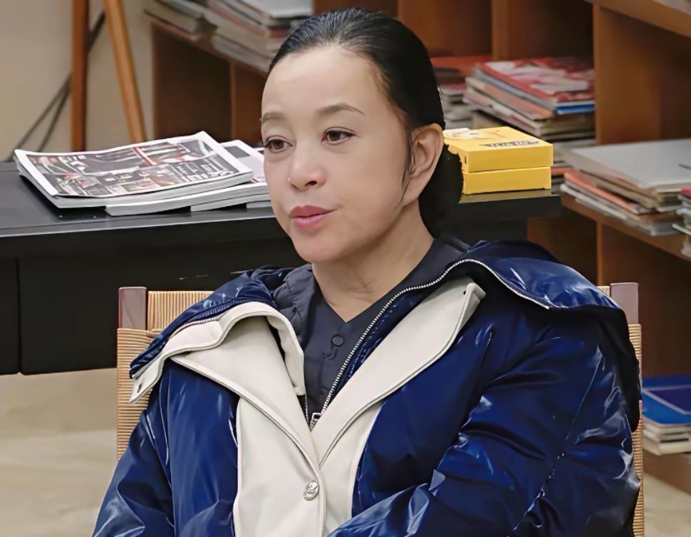刘晓庆素颜状态大公开！本以为她的年轻全靠化妆，没想到生图下的气色依然红润，发际线