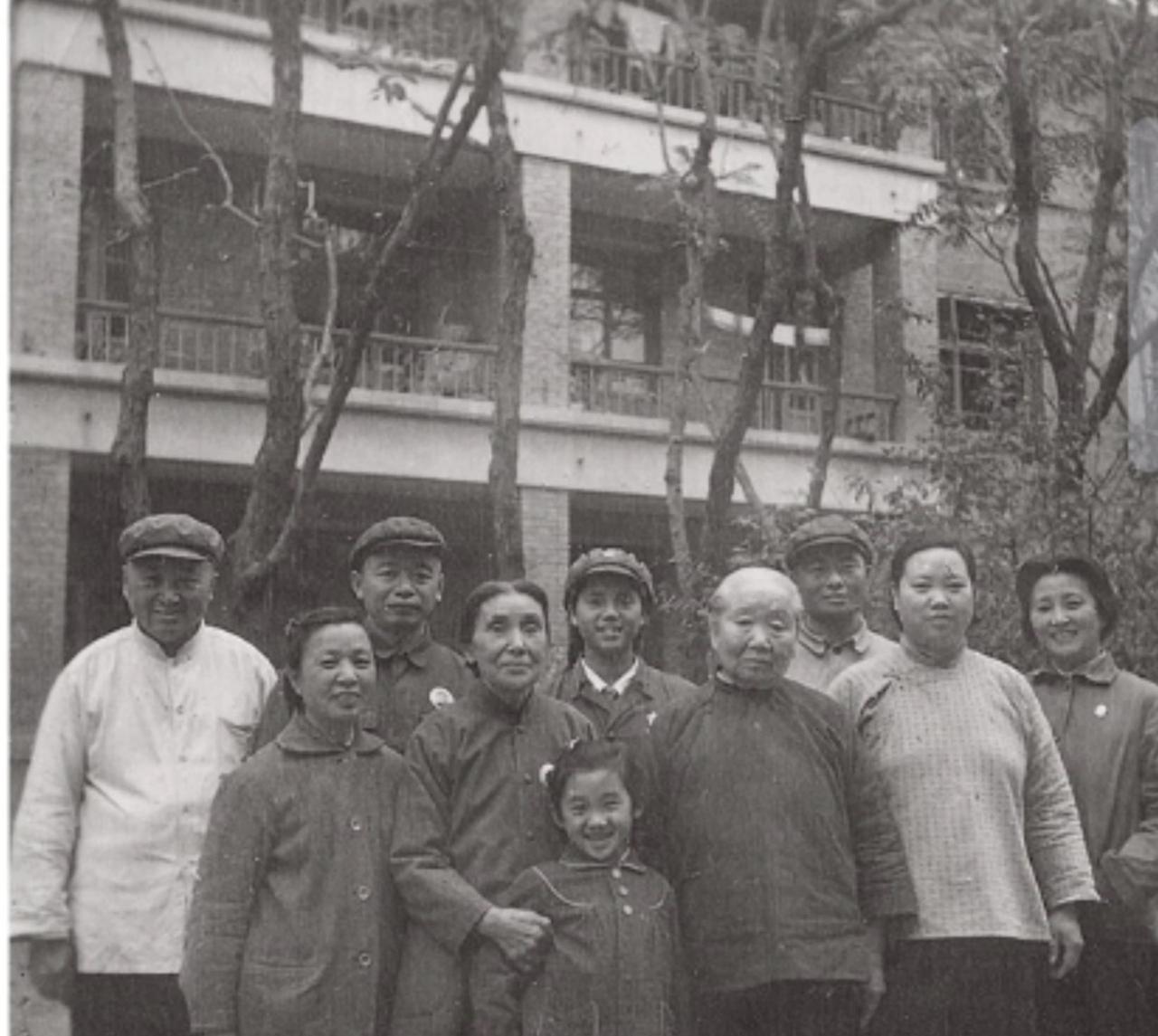 别再乱标这张老照片了！网上一半标注都错得离谱，这哪是钱学森家的纯血缘全家福！这是