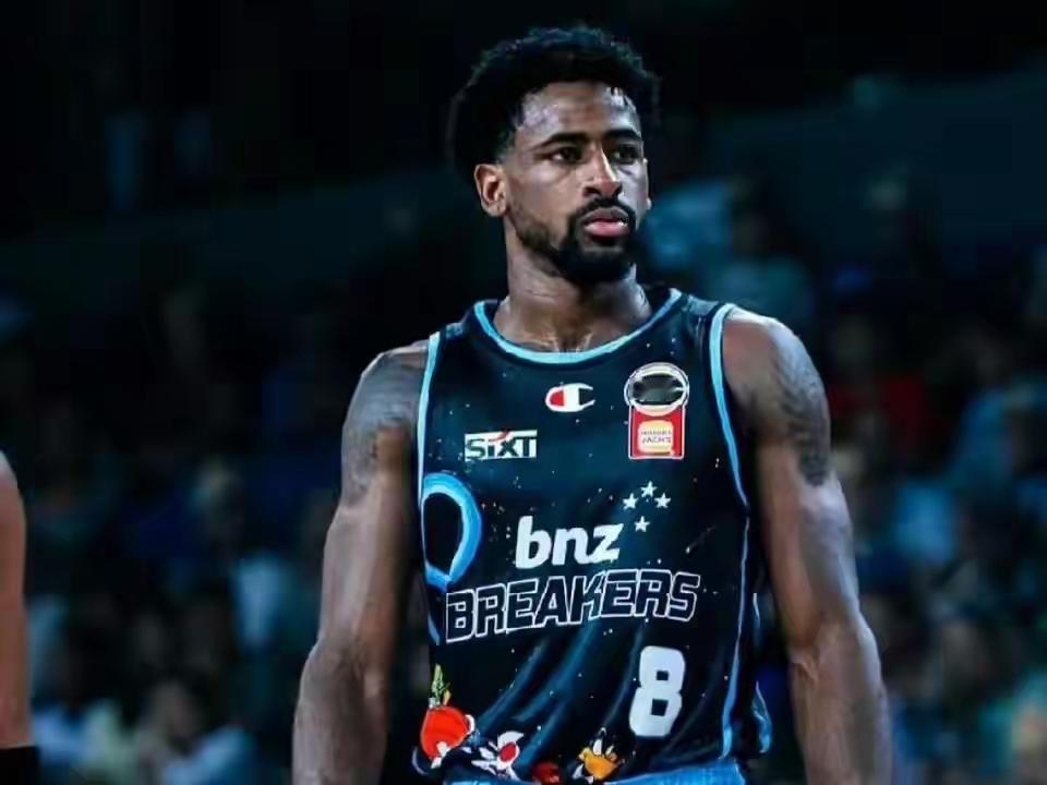 辽篮小刘总最近两年的外援操作，实在是迷之操作？你说辽篮没钱吧，两年来里里外外找了