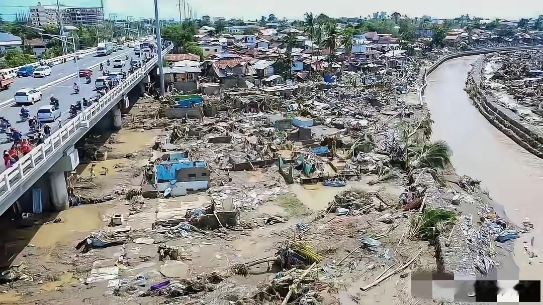 菲律宾终于醒了？台风刮塌了防洪堤，美国连25万美元都抠搜得像施舍乞丐！马科斯