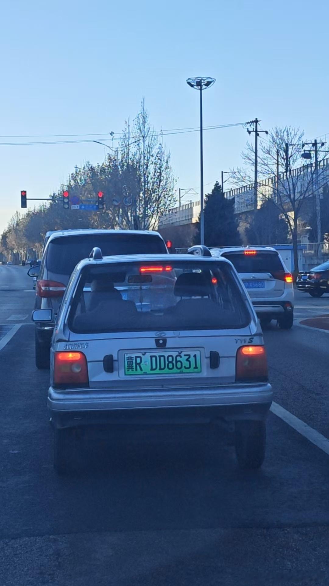 路上偶遇江南奥拓EV，知道这车的应该都得有四十岁了吧？