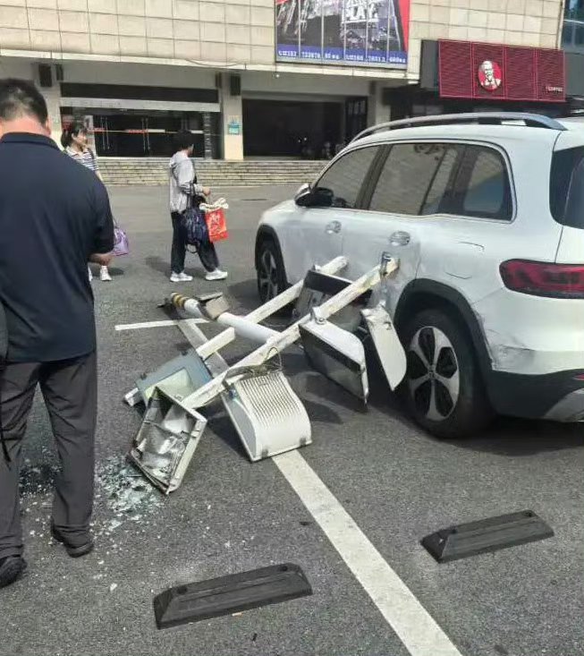 天塌了家人们，找谁赔偿，才买半年的车​​​