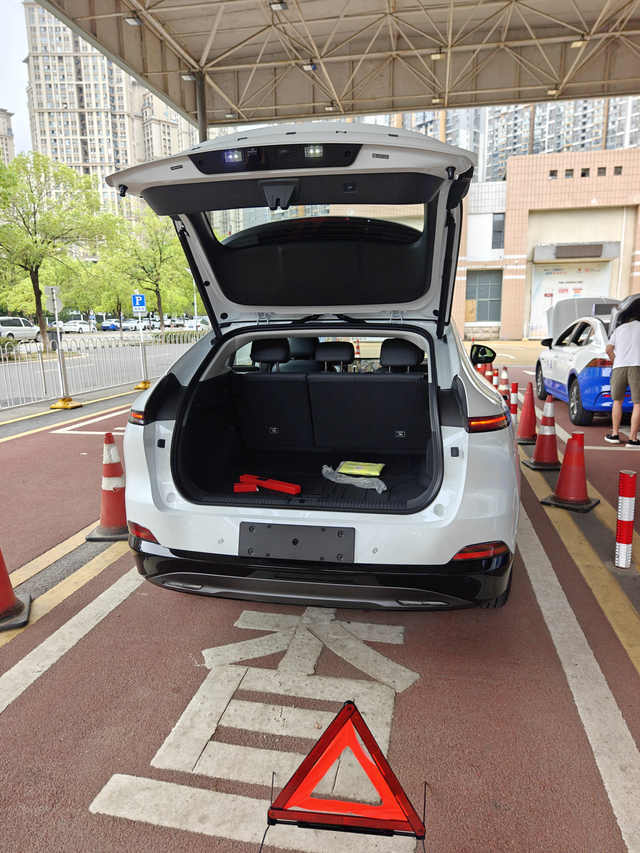 自动驻车要不要关掉我第一天开G6，有个窄路掉头的时候需要挂R档倒一点，结果发现