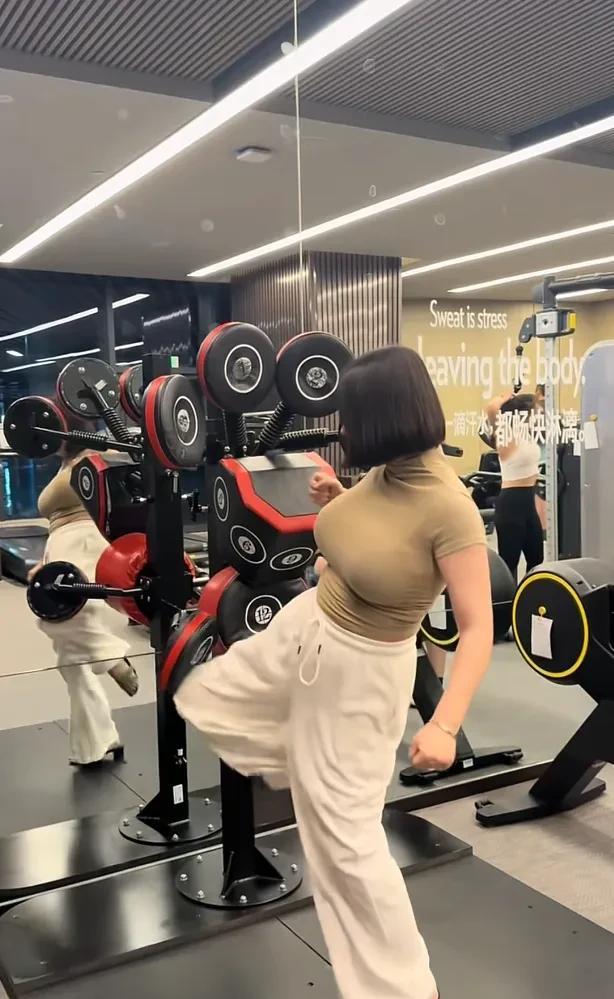 她说她受过专业的拳击训练，看着咋不像呢